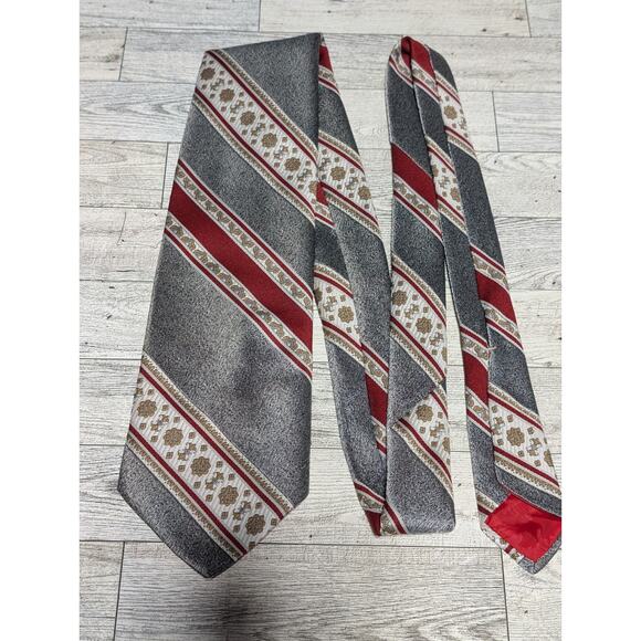 Wembley Luxury Red And Gray Patterned Diagonal Stripe Polyester Tie 60" x 4 " - Picture 3 of 5